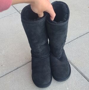 Like New UGG Classic Tall In Blalc